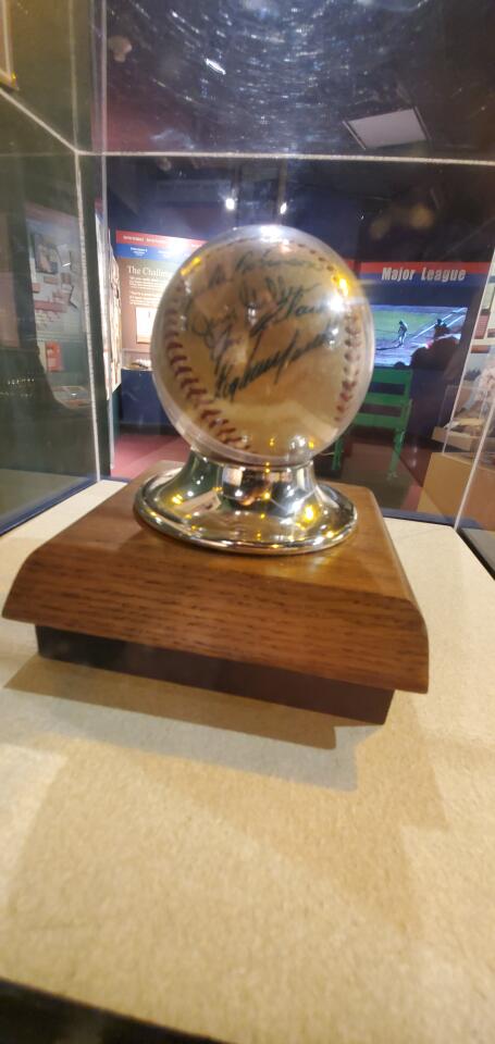 Según los legisladores, los ingresos que causaría la creación de la moneda proveerían ayuda financiera al Negro Leagues Baseball Museum que se encuentra en Kansas City, Missouri.