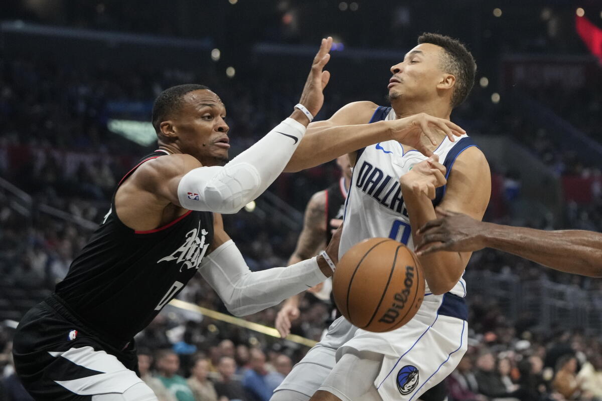 Clippers'tan Russell Westbrook, Mavericks'ten Dante Exum'un elinden topu alıyor