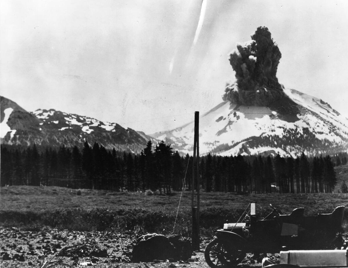 An eruption in what’s now Lassen Volcanic National Park in 1915. (Los Angeles Times Library)