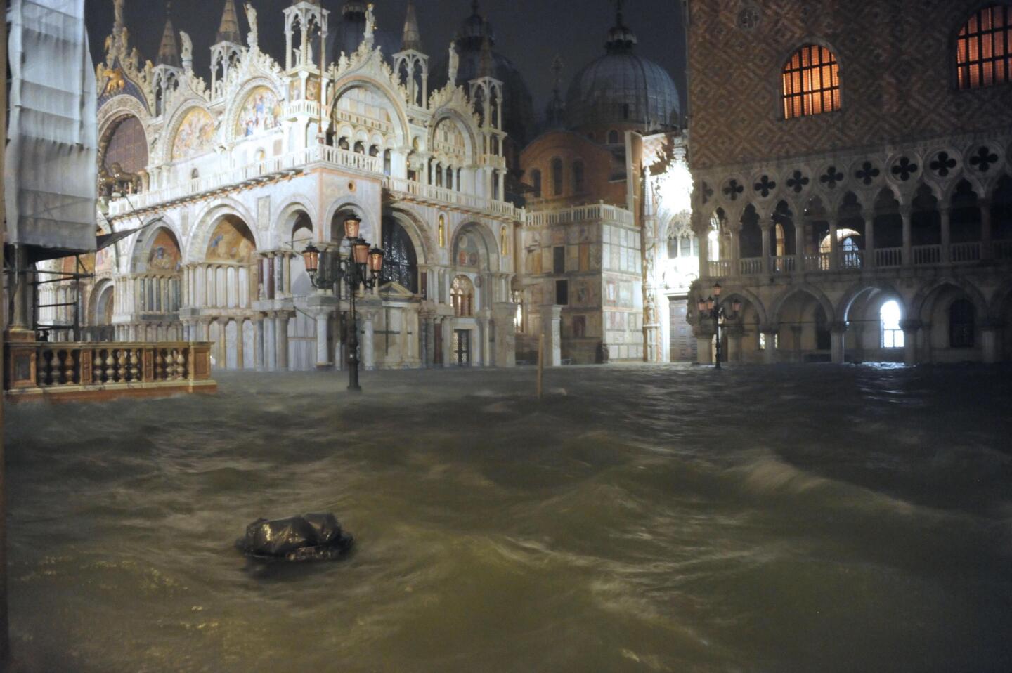 Venice (Italy), 12/11/2019.- General view of the extreme floodwaters in Venice, Italy, 12 November 2019. The high tide has already reached the level of 1,87 meter above sea level. (Italia, Niza, Venecia) EFE/EPA/ANDREA MEROLA