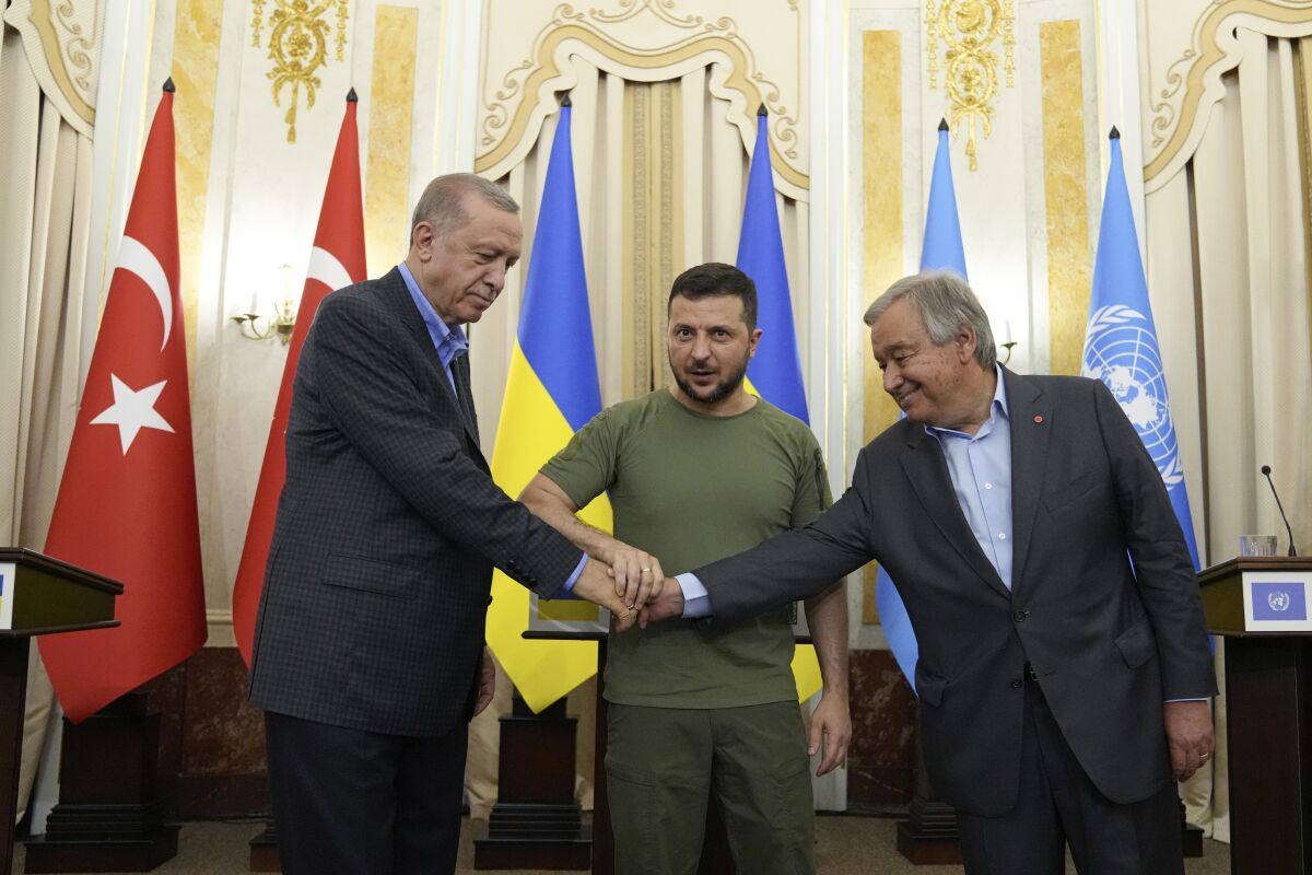 El presidente ucraniano Volodymyr Zelenskyy (centro), su homólogo turco Recep Tayyip Erdogan (izquierda),