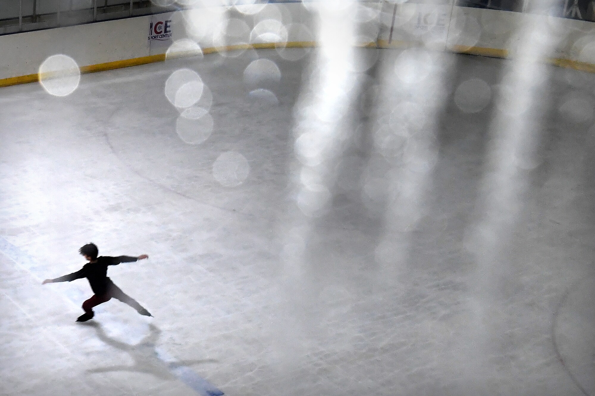 El patinador artístico mexicano Donovan Carrillo practica en una pista de hielo