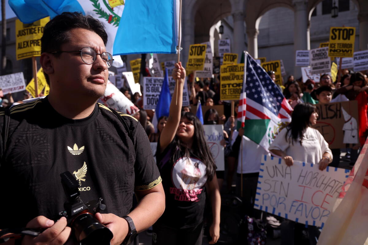 Face Protesting 'Amateur hour at the U.S. attorney's office': L.A. prosecutors face ...