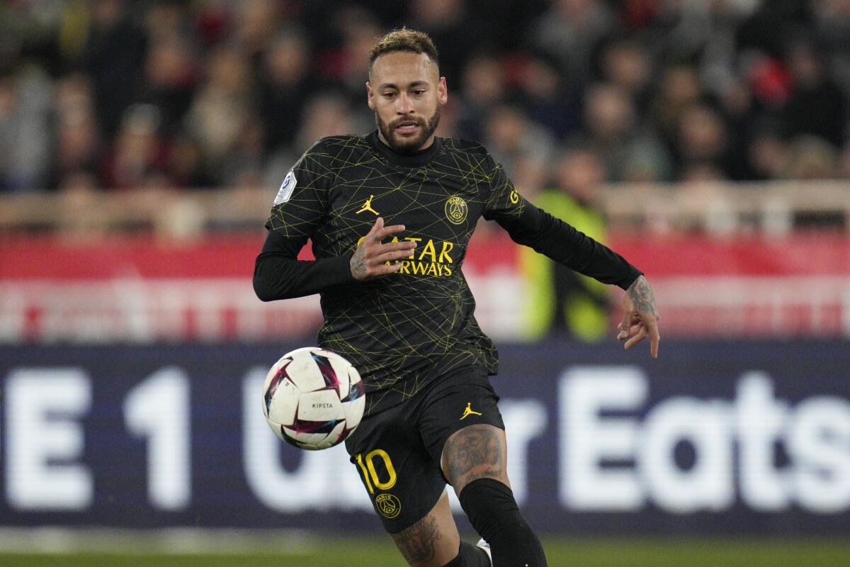 En foto del 11 de febrero del 2023, Neymar del PSG va por el balón en el encuentro ante el Mónaco