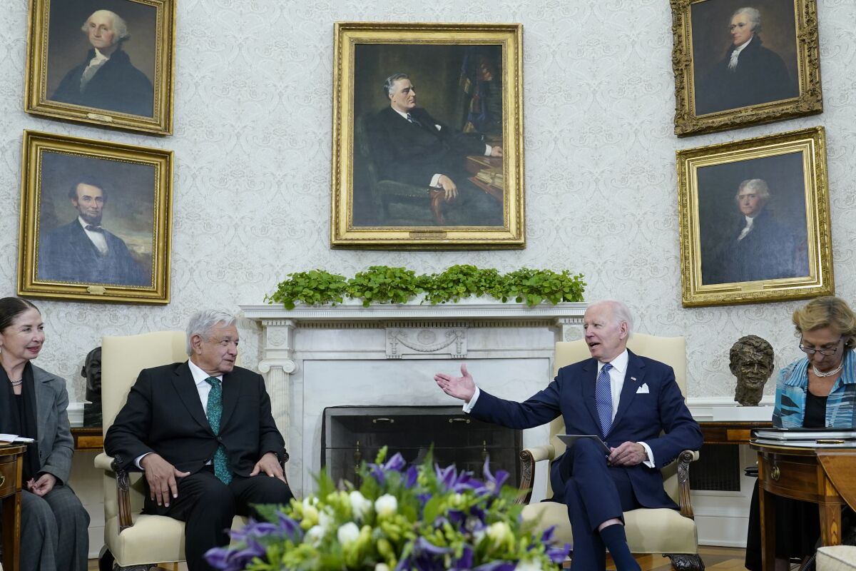 El presidente Joe Biden, segundo desde la derecha, se reúne con el presidente de México