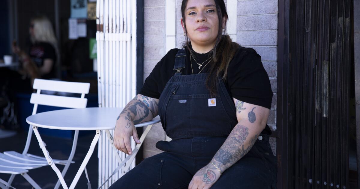 Durante a deportação, o artista imigrante enfrenta o medo através da arte de rua