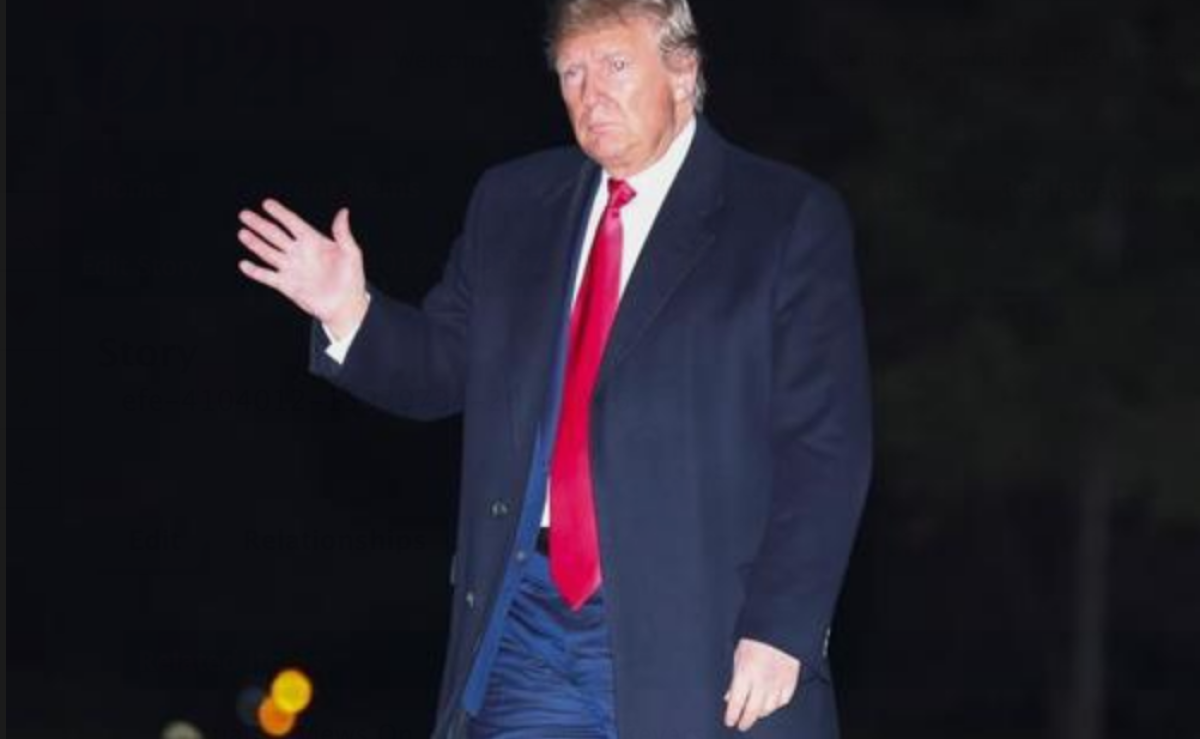 El presidente de los Estados Unidos, Donald J. Trump, camina por el jardín sur de la Casa Blanca cuando regresa de un viaje a Lexington, KY; en Washington, DC, EEUU. EFE/EPA/Oliver Contreras