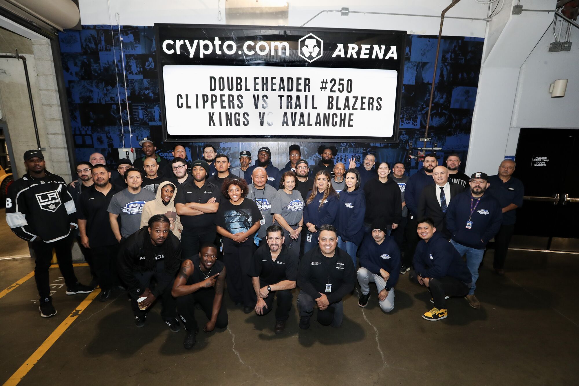 Crypto.com Arena çalışanları takım fotoğrafı için bir araya geliyor
