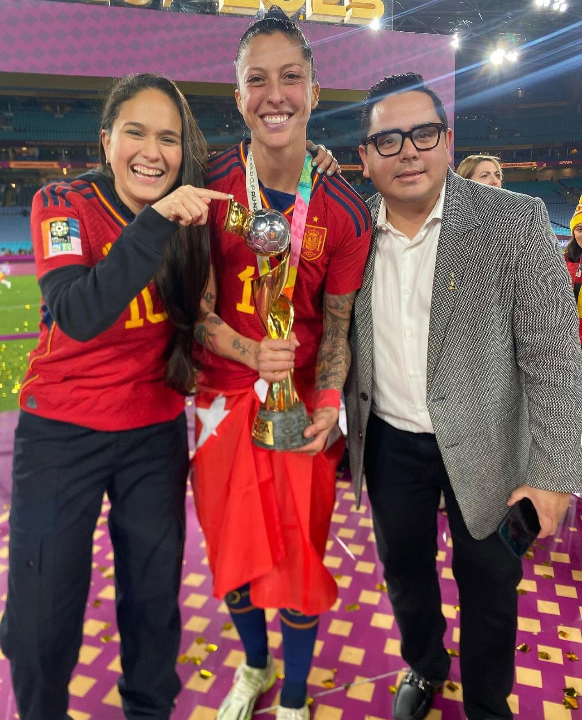 Jenni Hermoso (center) and Guillermo Zamarripa after Spain won the 2023 World Cup.