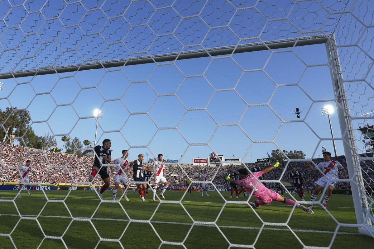 Esterree Andra (1) limpia una pelota
