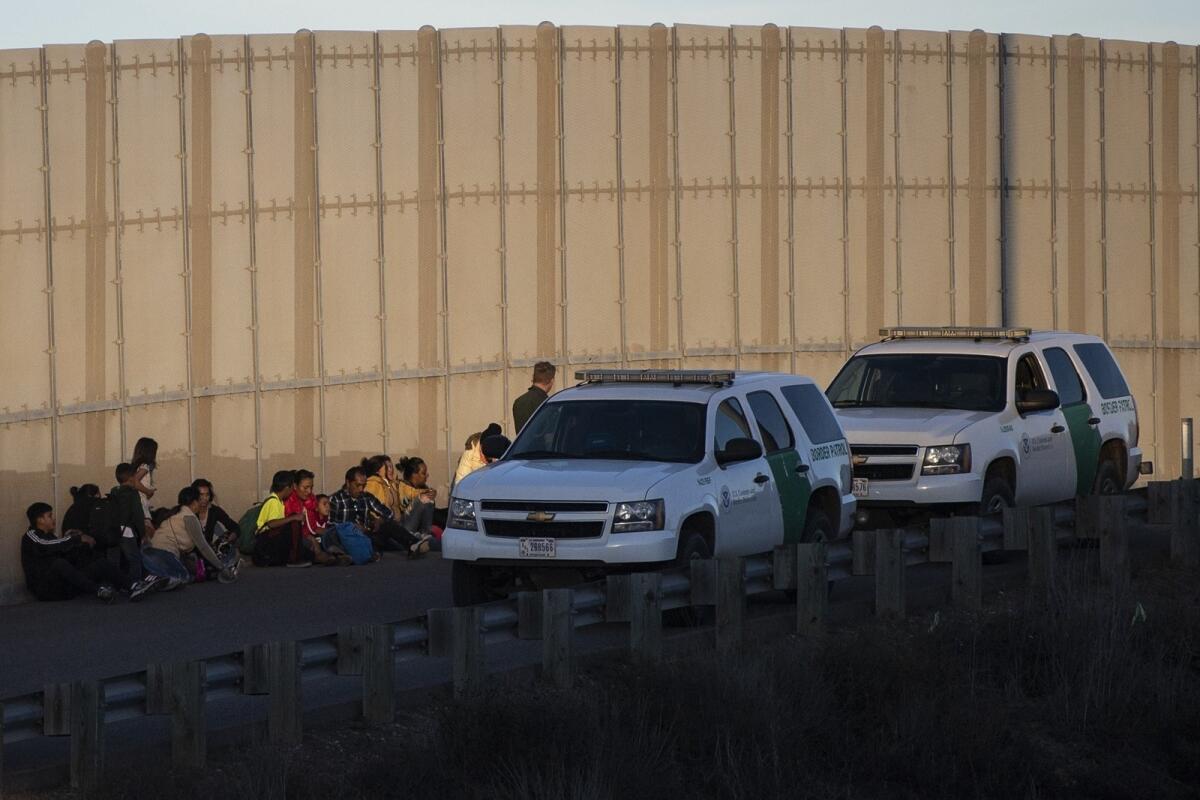 Los migrantes centroamericanos son arrestados por agentes de la Patrulla Fronteriza de los Estados Unidos luego de saltar sobre la barrera de metal que separa a Playas de Tijuana de los Estados Unidos el lunes como se ve desde México.