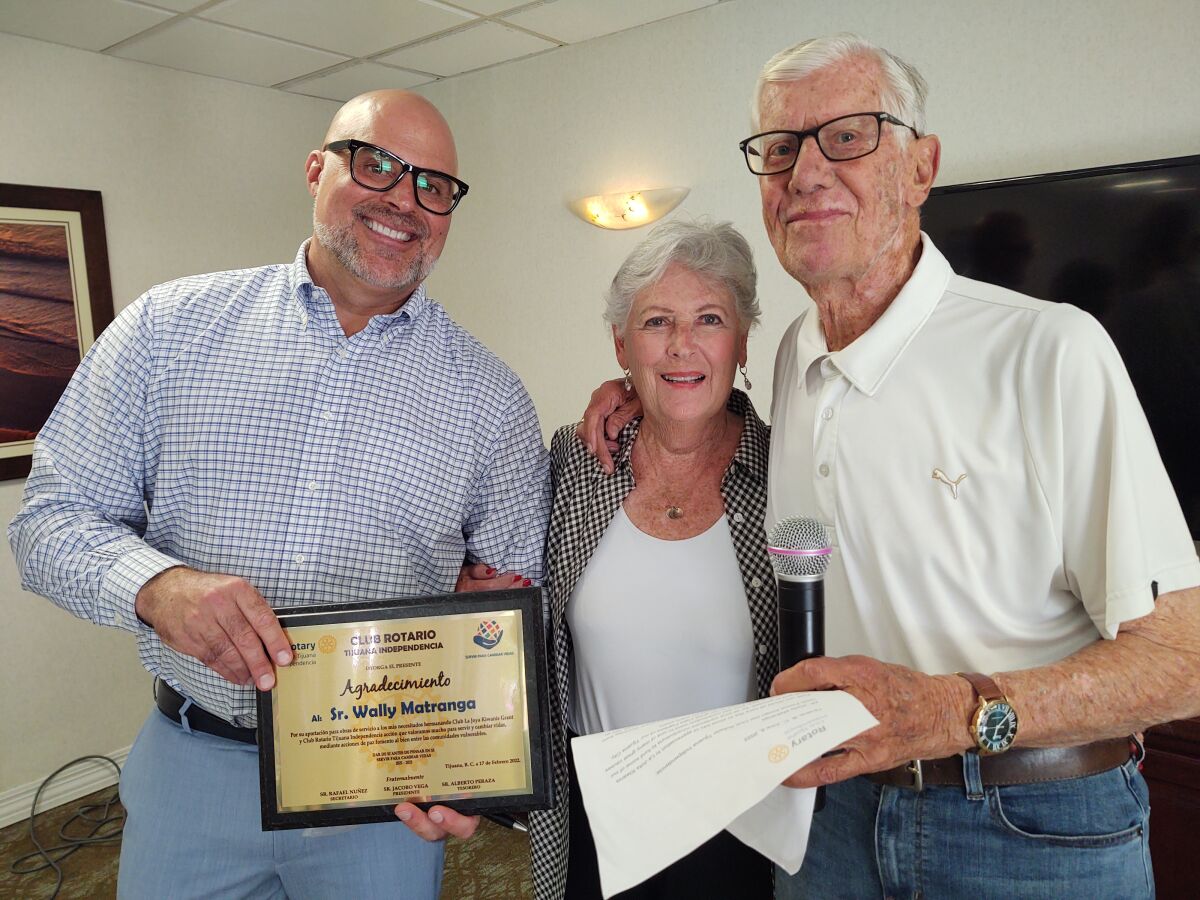 Kiwanis Club of La Jolla President Craig Gagliardi (left) receives a plaque from Ruth and Wally Matranga.