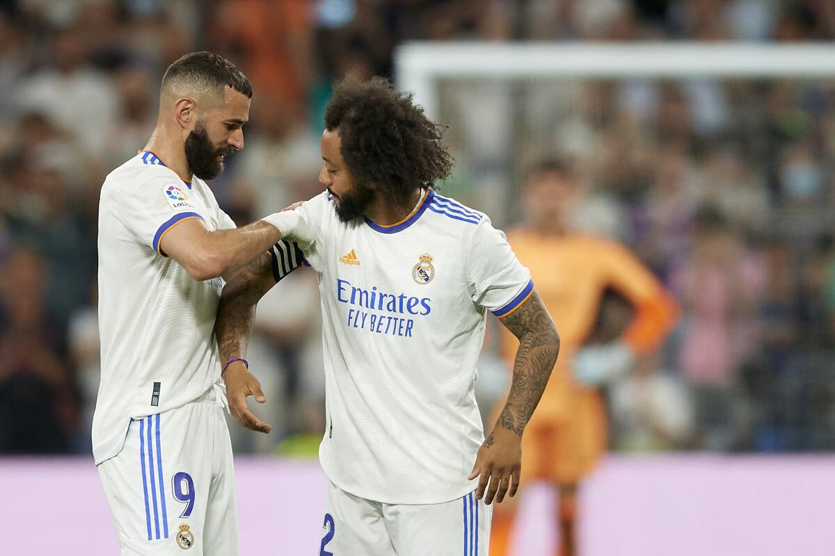 La foto muestra a Karim Benzema y Marcelo, del Real Madrid,