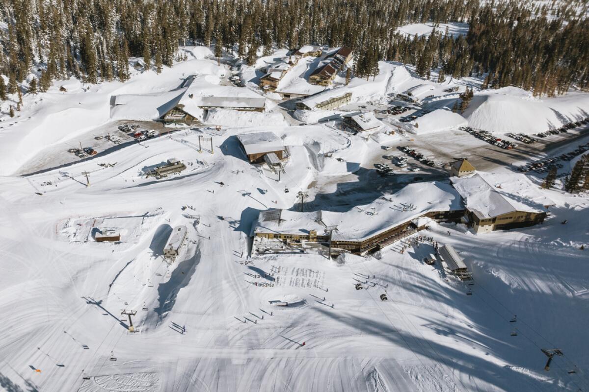 En esta imagen aérea de un dron proporcionada por Mammoth Mountain, 