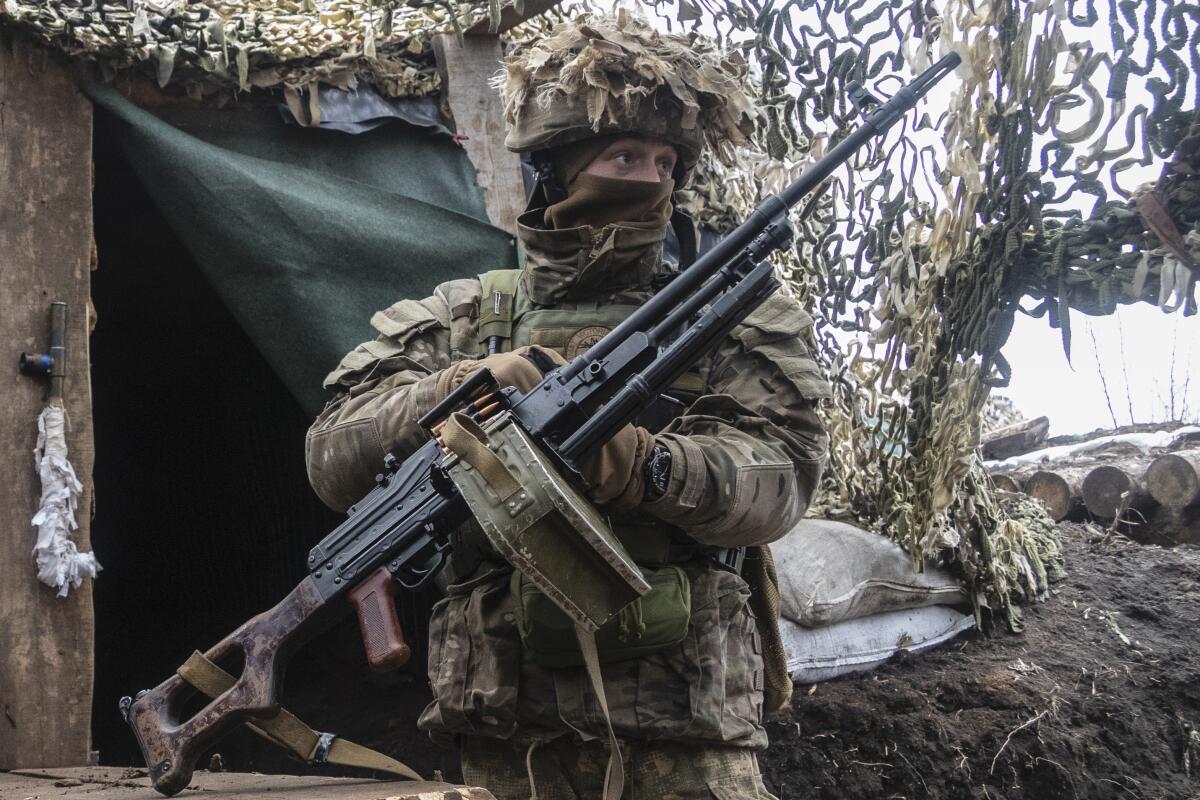 Un soldado ucraniano en la región de Donetsk, Ucrania