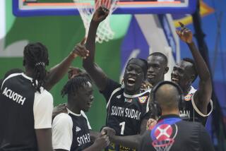 El equipo de Sudán del Sur celebra su victoria en contra de Angola, con la que se clasificaron a los Juegos Olímpicos de París, en la Copa del Mundo de Baloncesto, en el Coliseo Araneta, en Manila, Filipinas, el sábado 2 de septiembre de 2023. (AP Foto/Aaron Favila)