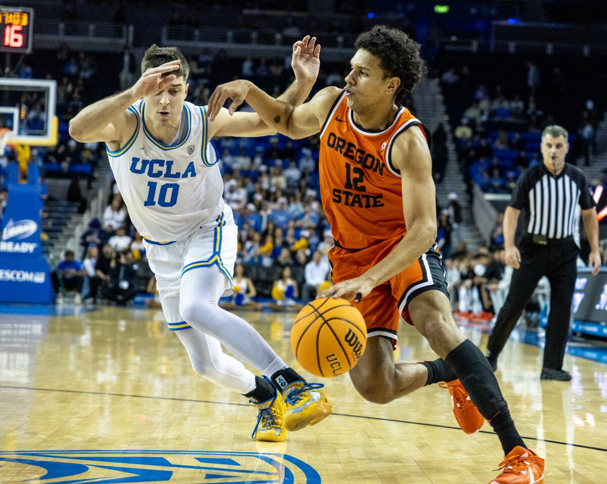Oregon Eyaleti forveti Michael Rataj (sağda), UCLA guardı Lazar Stefanoviç'in yanından geçmeye çalışıyor.