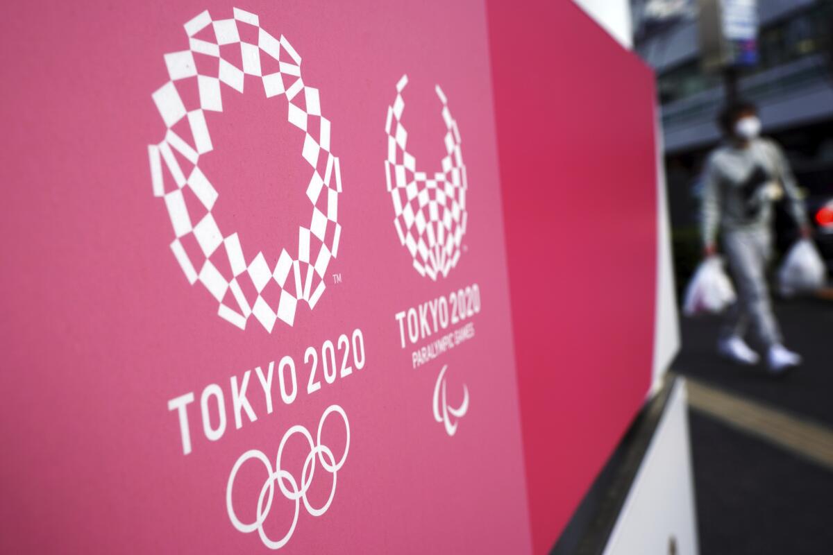 Los logos de los Juegos Olímpicos de Tokio 2020 desplegados en la capital de Japón. (AP Foto/Eugene Hoshiko)