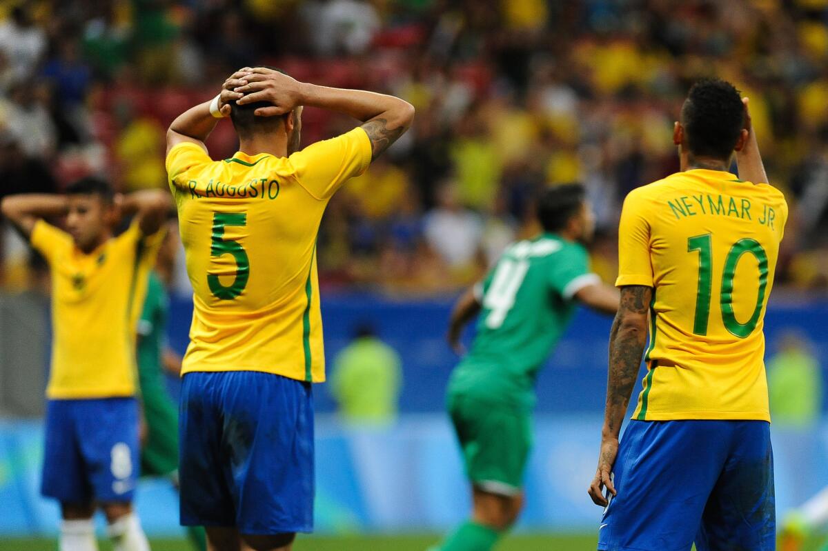 Renato Augusto (i) y Neymar (d) de Brasil, se lamentan tras el 0-0 ante Irak en el Estádio Nacional de Brasília (Brasil).