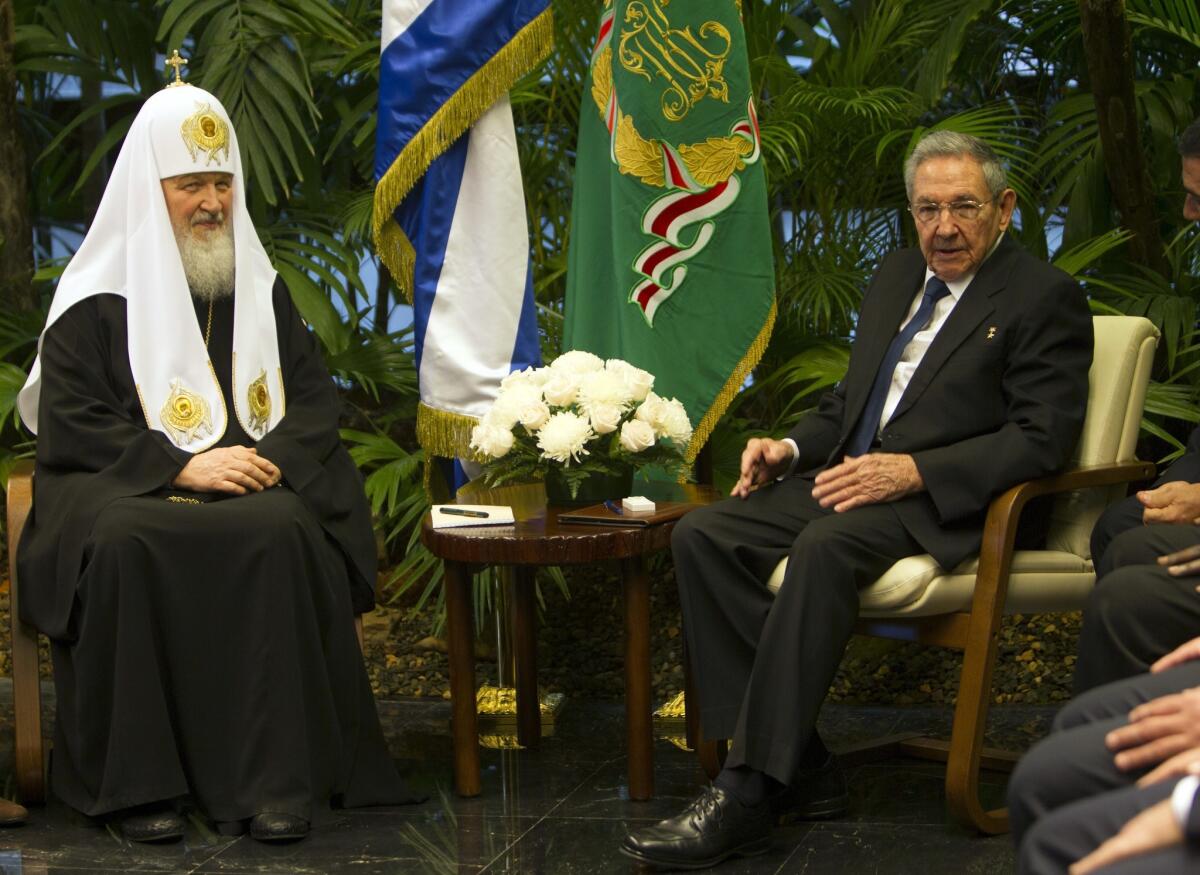 El jefe de la Iglesia ortodoxa rusa, patriarca Kirill, izquierda, se reúne con el presidente cubano Raúl Castro en el Palacio de la Revolución en La Habana, Cuba. Kirill viaja por Latinoamérica para visitar a líderes nacionales y las pequeñas comunidades ortodoxas rusas de la región.