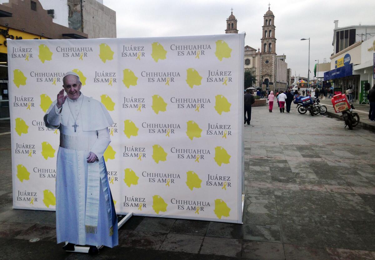 Un retrato del papa Francisco anuncia la próxima visita del pontífice en Ciudad Juárez, México.
