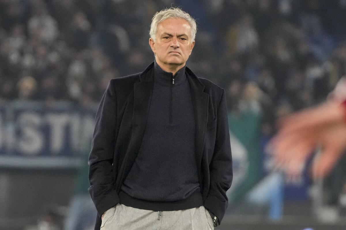El entrenador de la Roma, José Mourinho, en el césped durante el calentamiento previo al partido 