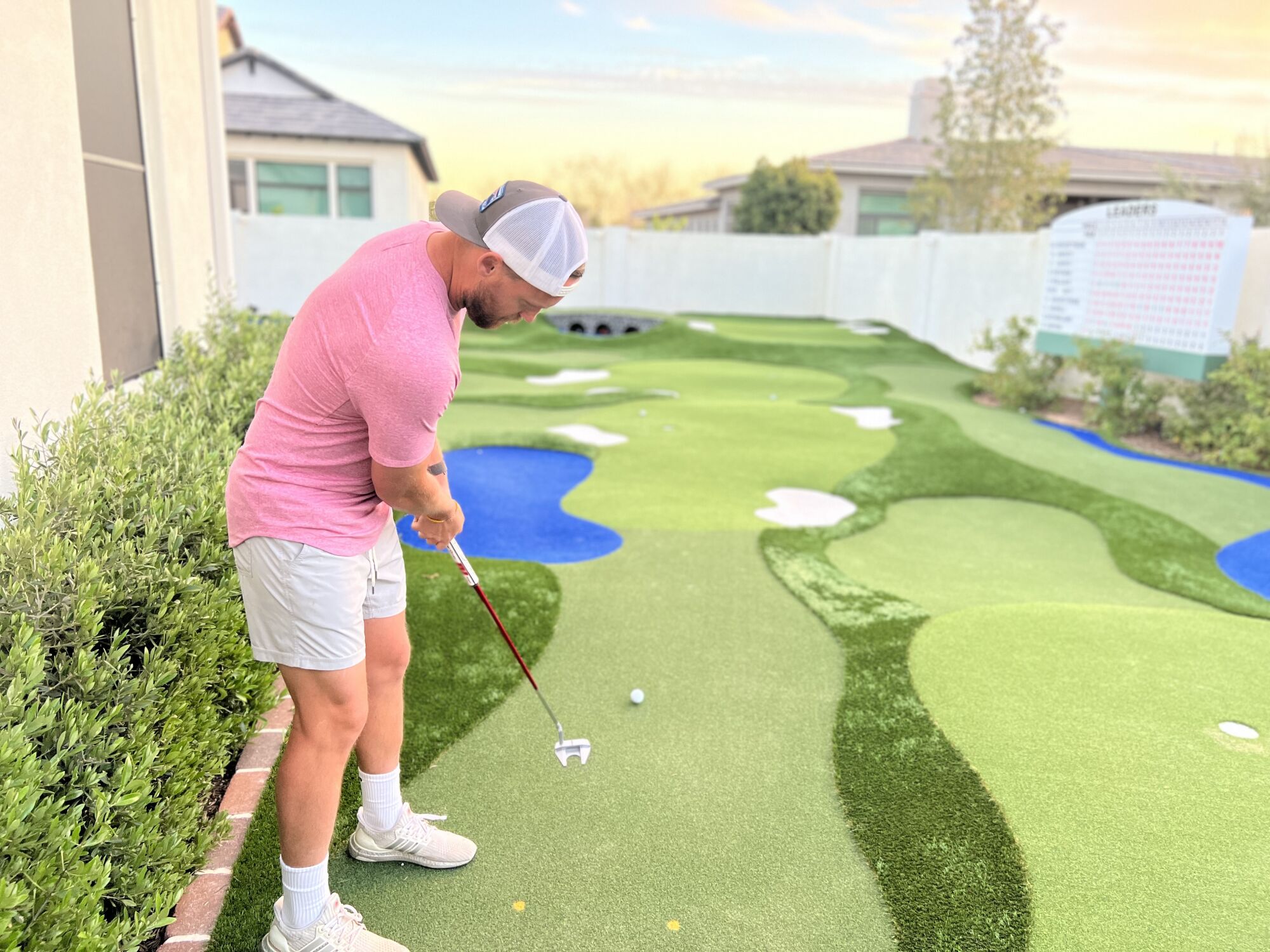 Andrew Augustyniak putte sur sa version d'Augusta National Golf Club dans son jardin à Gilbert, en Arizona.