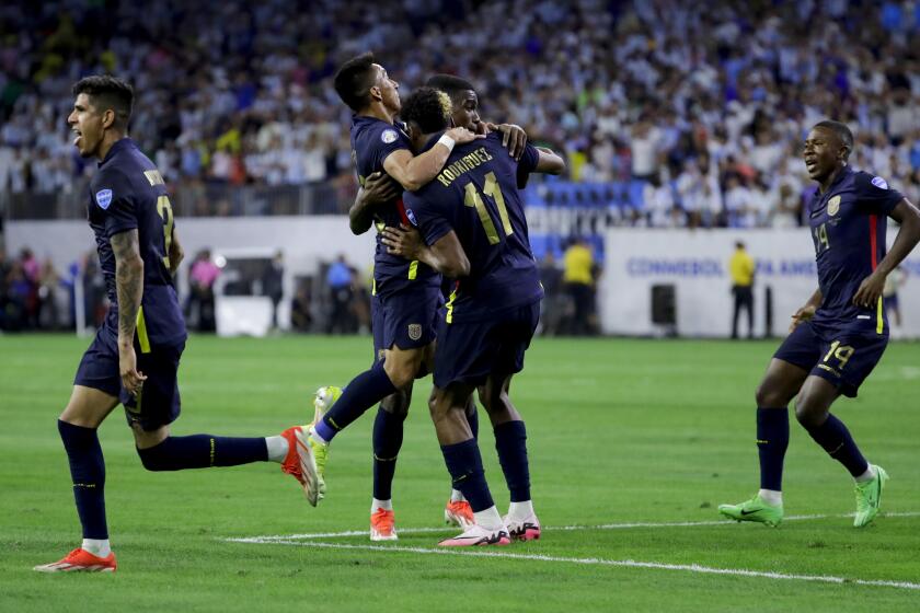 El ecuatoriano Kevin Rodriguez celebra tras anotar el primer gol de su equipo ante Argentina en la Copa América el jueves 4 de julio del 2024. (AP Foto/Mike Wyke)