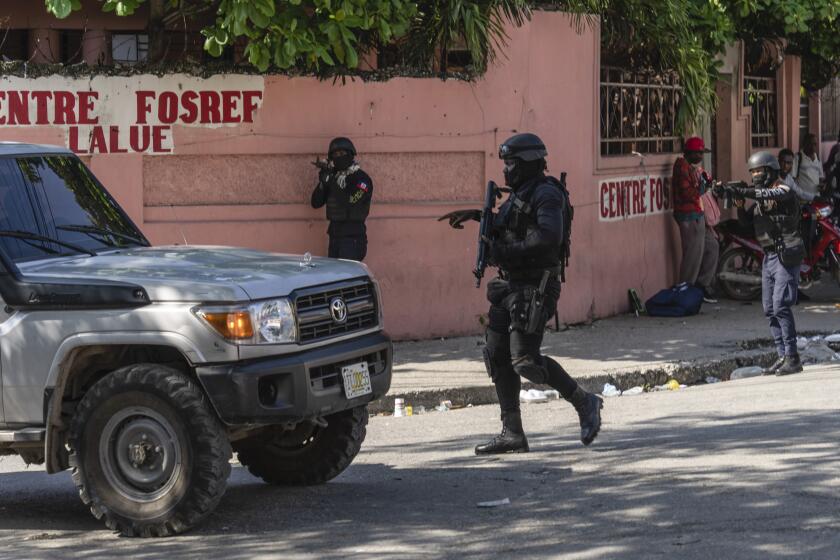 La policía detiene una camioneta para inspeccionarla en Puerto Príncipe, Haití, el lunes 22 de abril de 2024. (AP Foto/Ramón Espinosa)