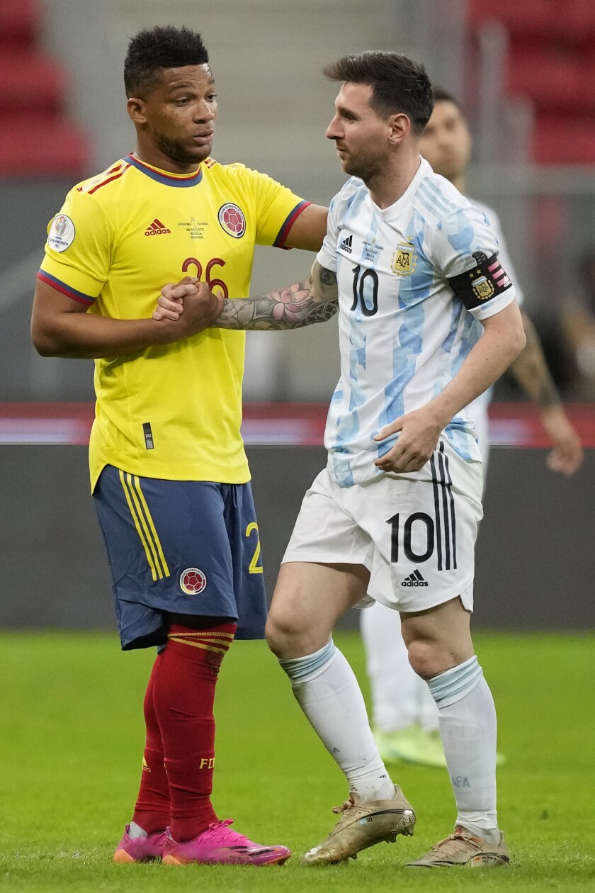 Frank Fabra, zaguero colombiano, estrecha la mano de Lionel Messi, de Argentina.