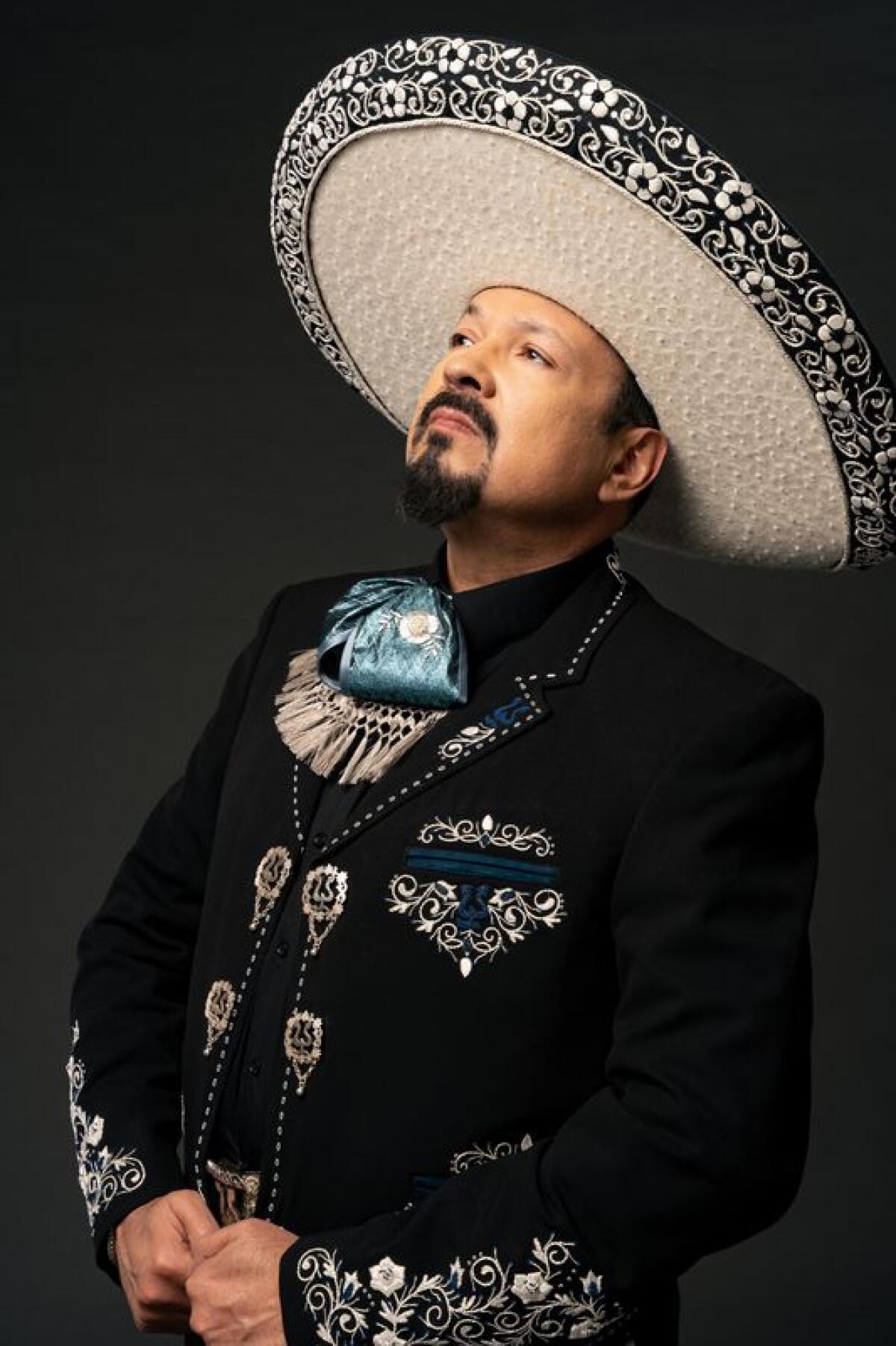 Pepe Aguilar regresa con un nuevo sencillo de corte romántico desgarrador que muestra una nueva visión del mariachi.