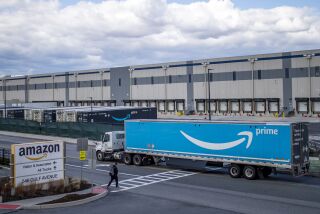 ARCHIVO - Un camión llega a almacenes de Amazon en el distrito de Staten Island, en Nueva York, el 1 de abril del 2022. (AP Foto/Eduardo Munoz Alvarez)