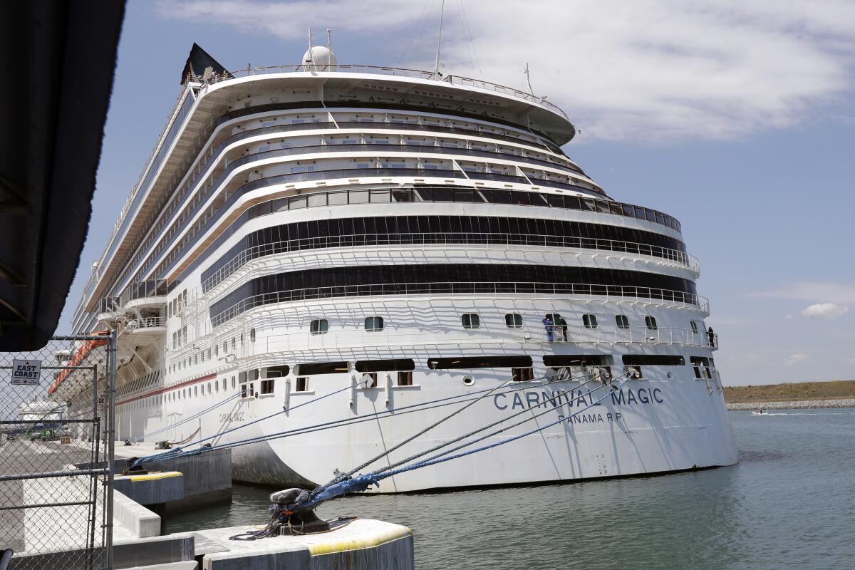ARCHIVO - El buque Carnival Magic de la línea de cruceros Carnival está anclado en Cabo Cañaveral, 