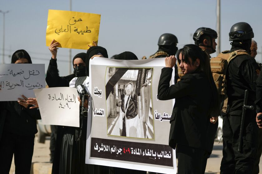 Protesta de mujeres por la muerte de Tiba Ali, una YouTuber que fue asesinada recientemente por su padre, en Diwaniya, Irak, el domingo 5 de febrero de 2023. (Foto AP/Hadi Mizban)