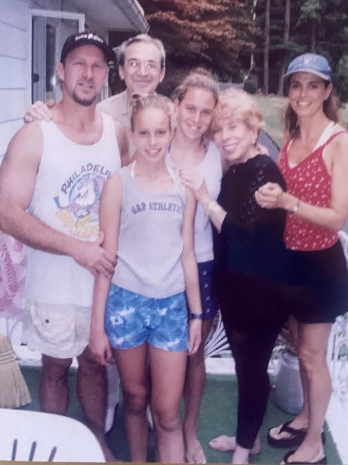 De gauche à droite : Ron Salcer, sa fille Rachel, son père Willi (à l'arrière), sa fille Whitney, sa mère Kati et son épouse Lois.