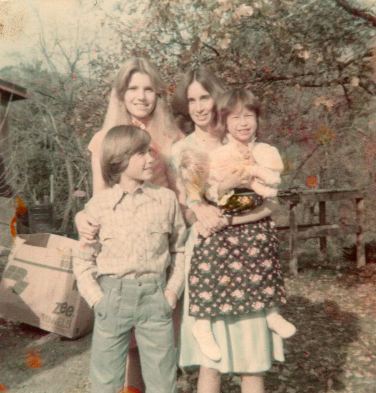 Un portrait de famille d'une mère et de trois enfants