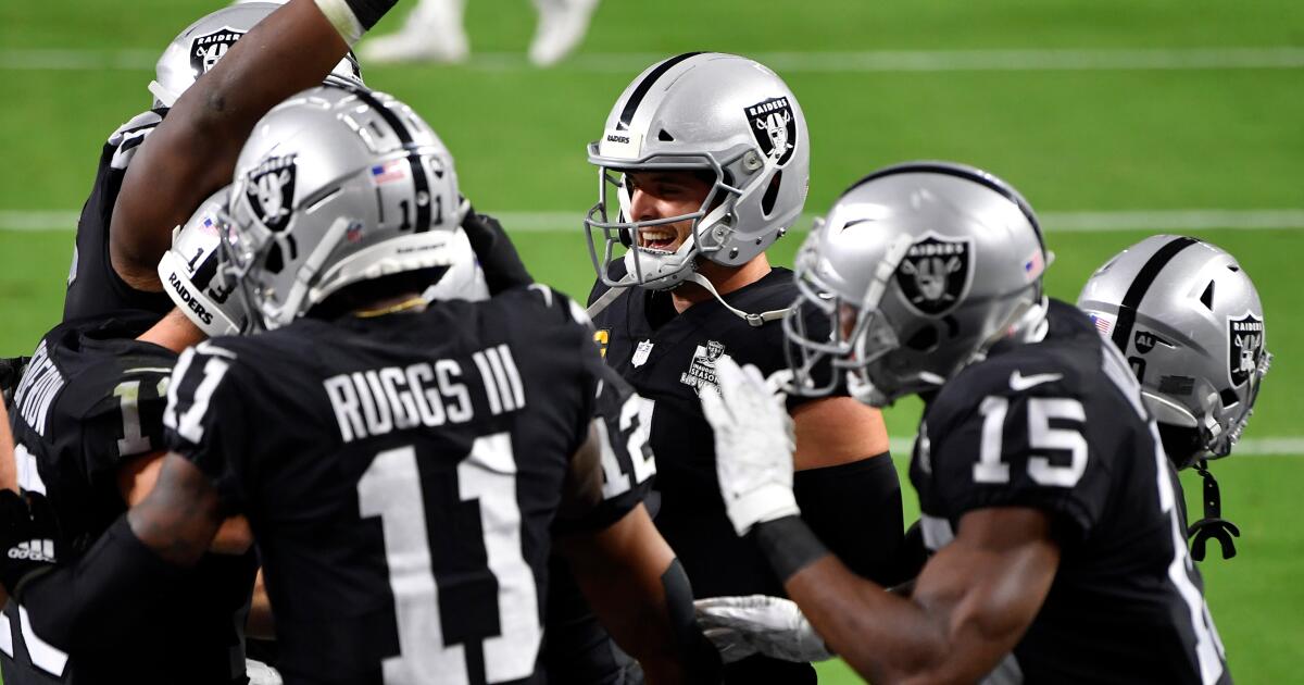 Carr helps Raiders snap Chiefs' 13-game win streak, 40-32 Mo Kansas City Las  Vegas Derek Carr Patrick Mahomes