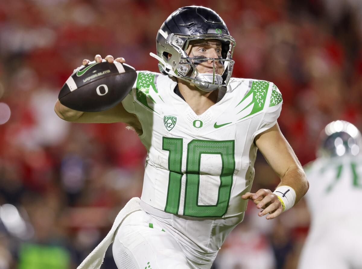 Oregon QB Justin Herbert to be honored on field during National