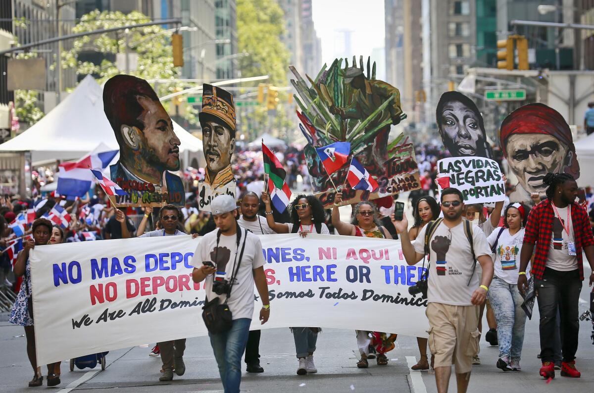 organización que pedía por el fin de las deportaciones participa en el Desfile Dominicano 