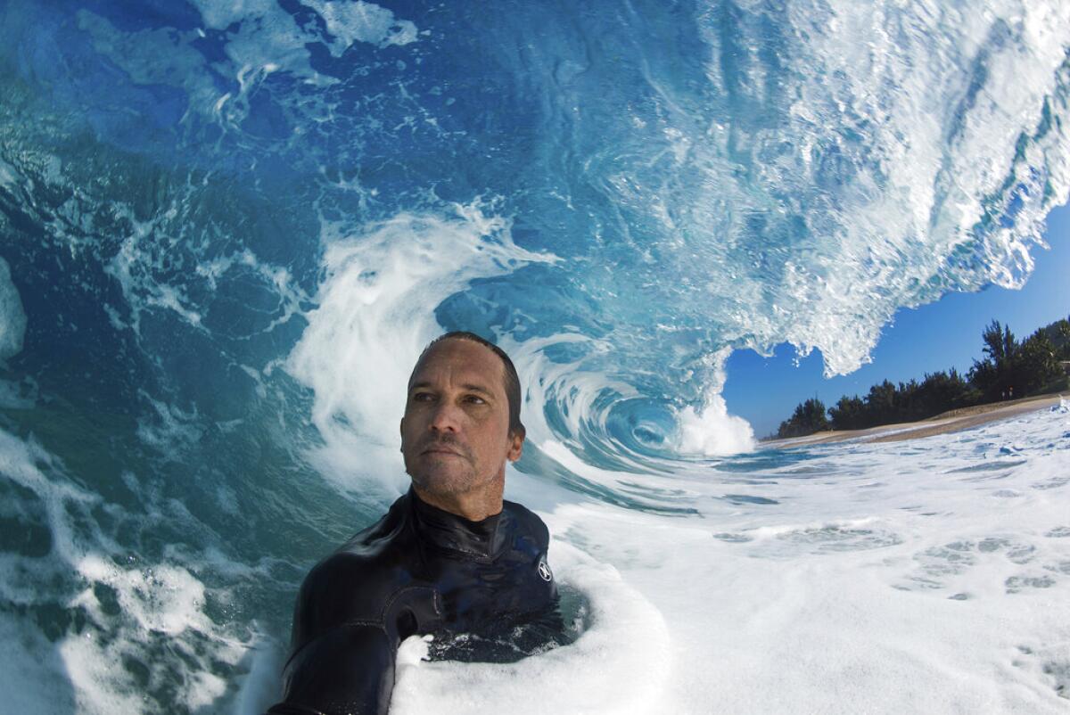 Clark Little se toma una selfie al fotografiar olas