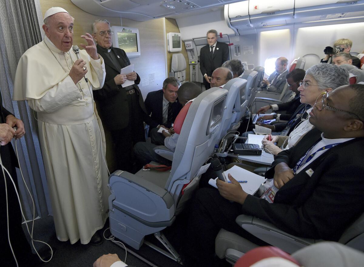 El papa Francisco habla durante una conferencia de prensa a bordo de un vuelo a Ciudad del Vaticano, luego de concluir su gira por África. (Daniel Dal Zennaro/Pool vía AP)