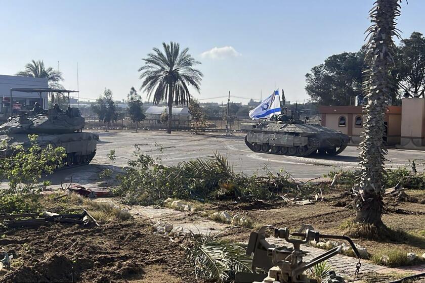 En esta imagen, proporcionada por las Fuerzas de Defensa de Israel, un tanque con una bandera israelí entra al lado gazatí del paso fronterizo de Rafah, el 7 de mayo de 2024. (Fuerzas de Defensa de Israel vía AP)