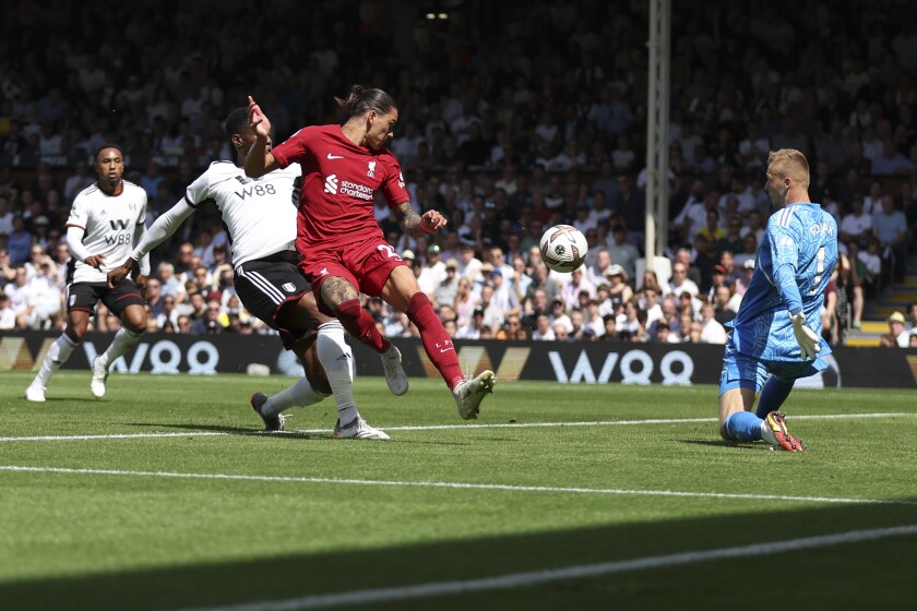 El uruguayo Darwin Núñez, del Liverpool, 2do izquierda, anota durante un partido de la Liga Premier inglesa contra Fulham en el estadio Craven Cottage, Londres, sábado 6 de agosto de 2022. (AP Foto/Ian Walton)
