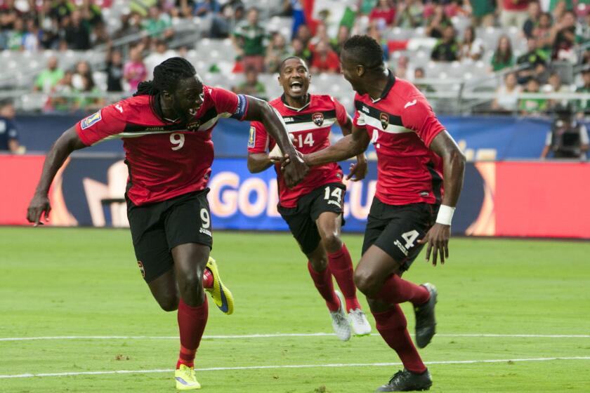 Sheldon Bateau (d) de Trinidad y Tobago celebra su gol ante Cuba con sus compañeros Kenwyne Jones (i) y Andre Boucaud (c) hoy, domingo 12 de julio de 2015, durante un partido de la Copa de Oro en el estadio de la Universidad de Phoenix.