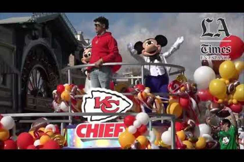 VIDEO: Mahomes, MVP del Super Bowl, agradece a la afición latina durante festejo tradicional en Disney