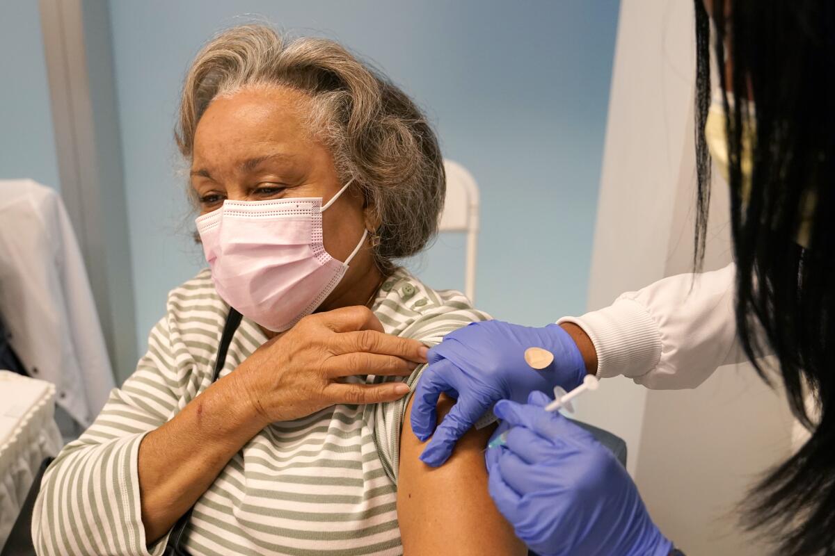 Irma Mesa recibe la vacuna de Pfizer-BioNTech contra el COVID-19. (AP Photo/Lynne Sladky, File)