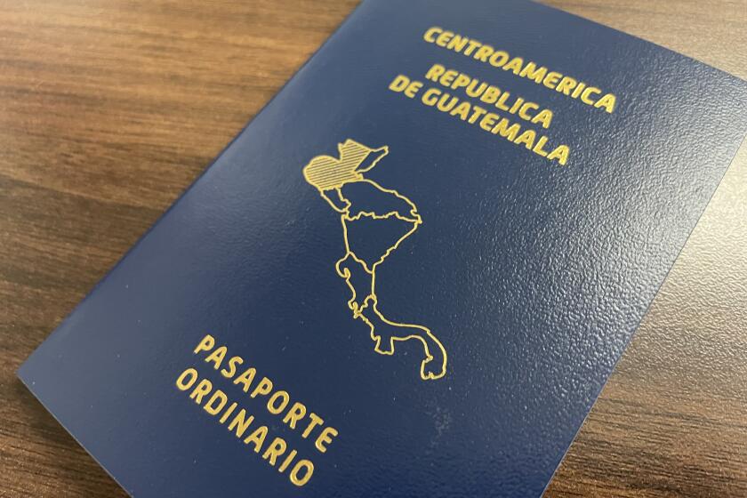 El pasaporte es fundamental para que los inmigrantes se identifiquen en tiendas, bancos, hospitales, DMV y IRS.
