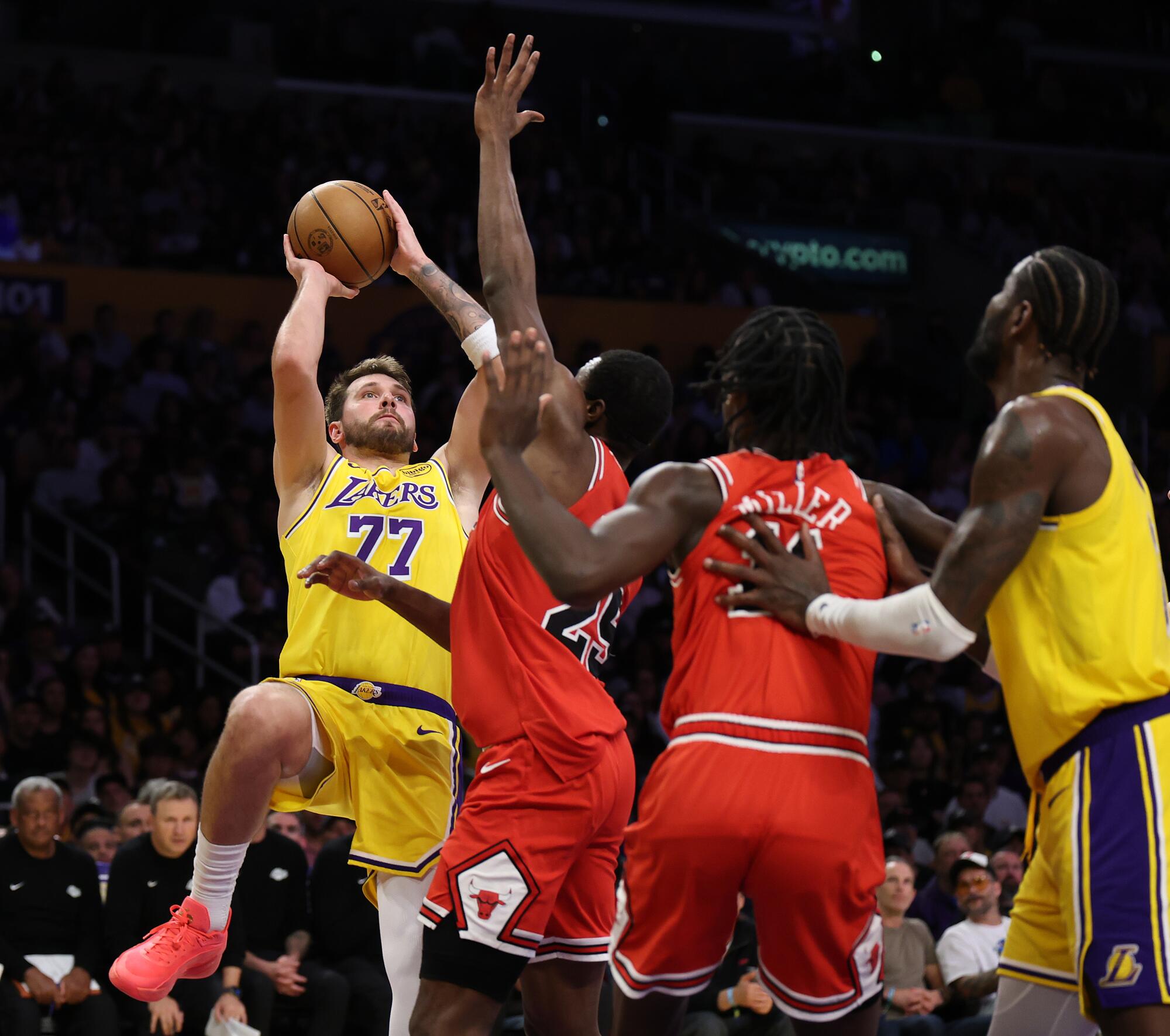 Lakers yıldızı Luka Doncic, Perşembe günü ikinci yarıda Bulls forveti Jalen Smith'i (25) şutunu attı.