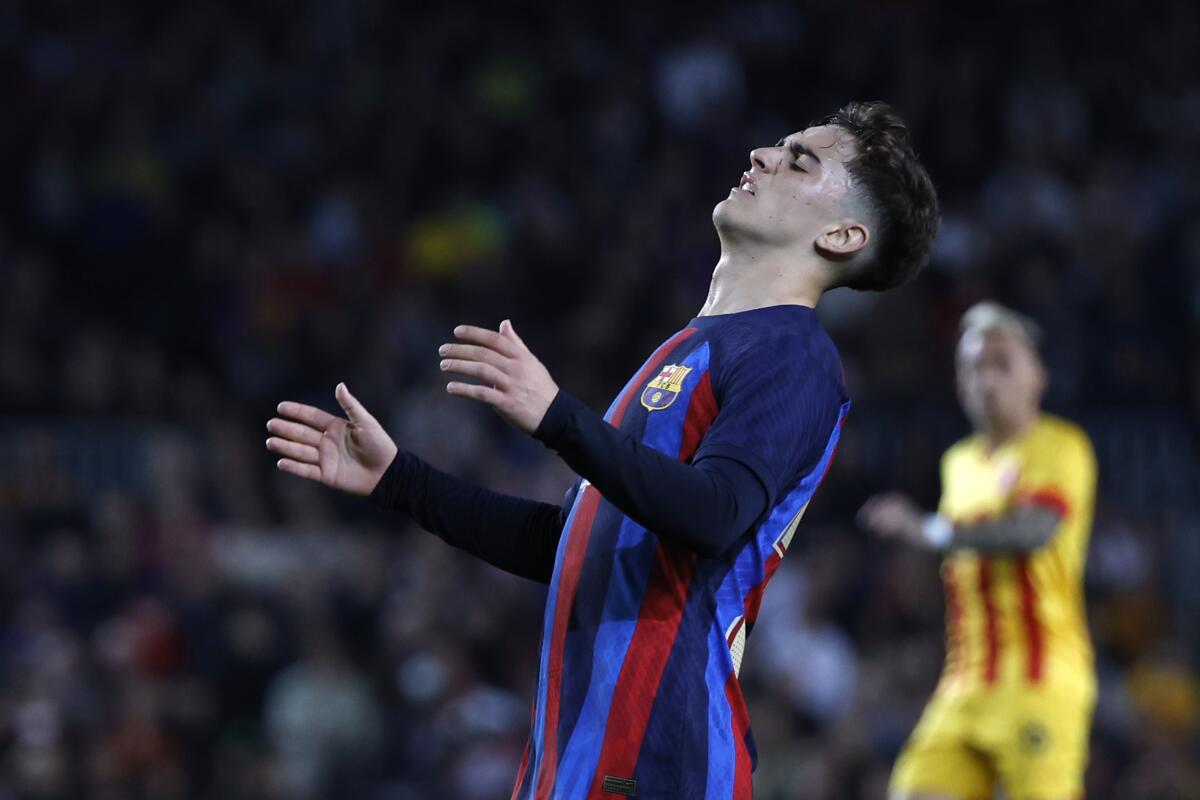 El volante del Barcelona Gavi reacciona tras desperdiciar una ocasión de gol ante el Girona 