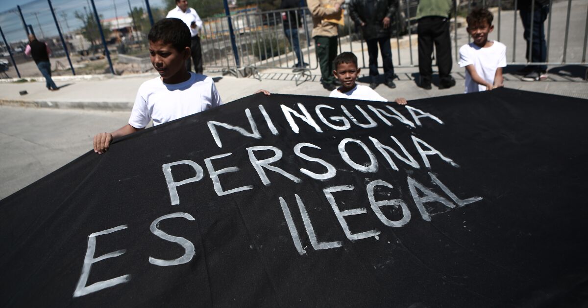 Meksika sınırında, göçmen kilitleme yangın ölümleri üzerine öfke ve gözyaşları